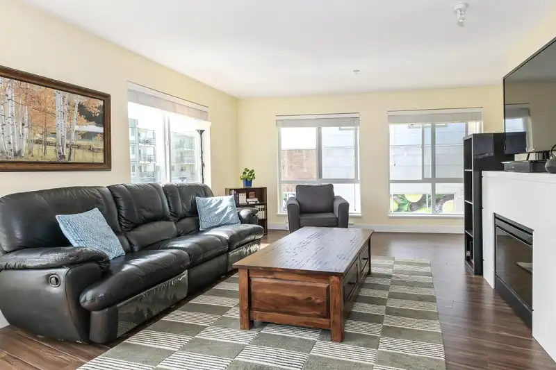 205 15775 CROYDON DRIVE - photo 3 of 31