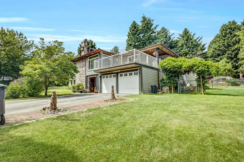18073 19A AVENUE - photo 4 of 32