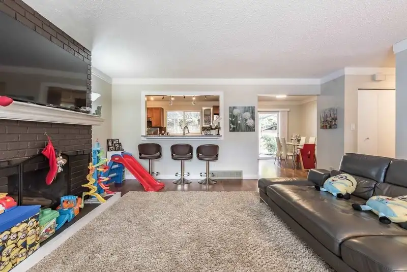 15263 21A AVENUE - photo 3 of 14