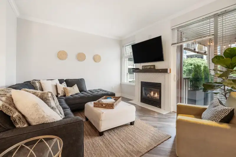 209 15368 16A AVENUE - photo 1 of 28