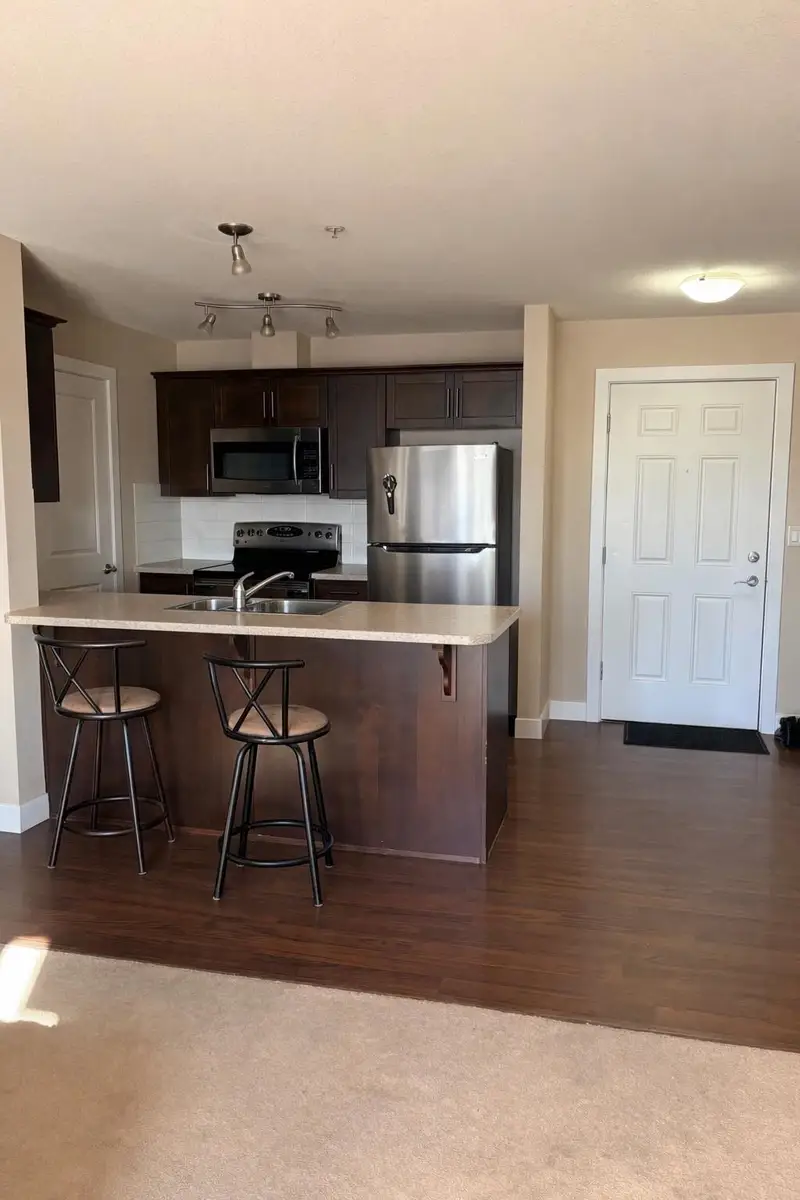 407 9422 VICTOR STREET - photo 2 of 10