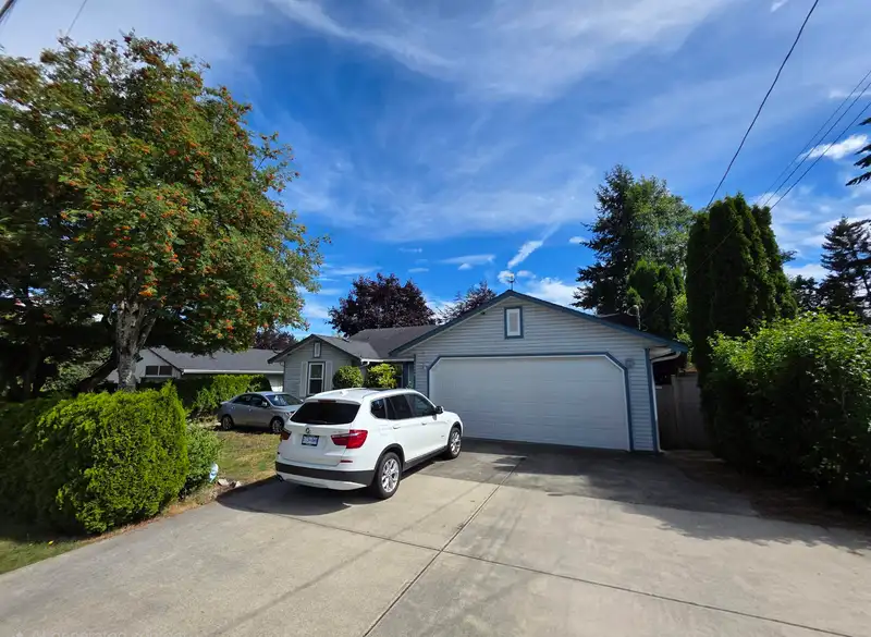 15580 20 AVENUE - photo 1 of 18