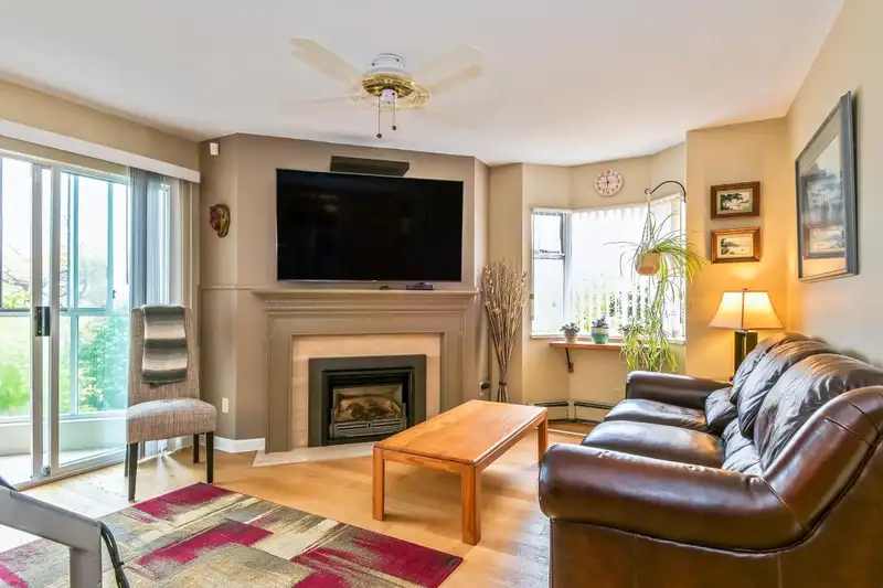 113 1442 FOSTER STREET - photo 3 of 25