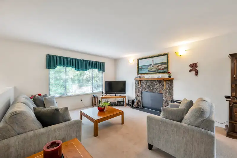 2147 154 STREET - photo 4 of 33