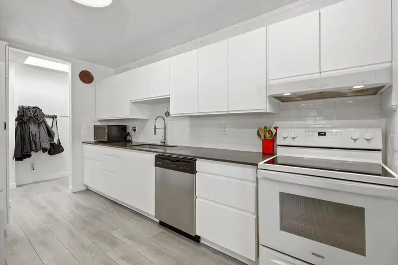 302 1830 E SOUTHMERE CRESCENT - photo 3 of 29