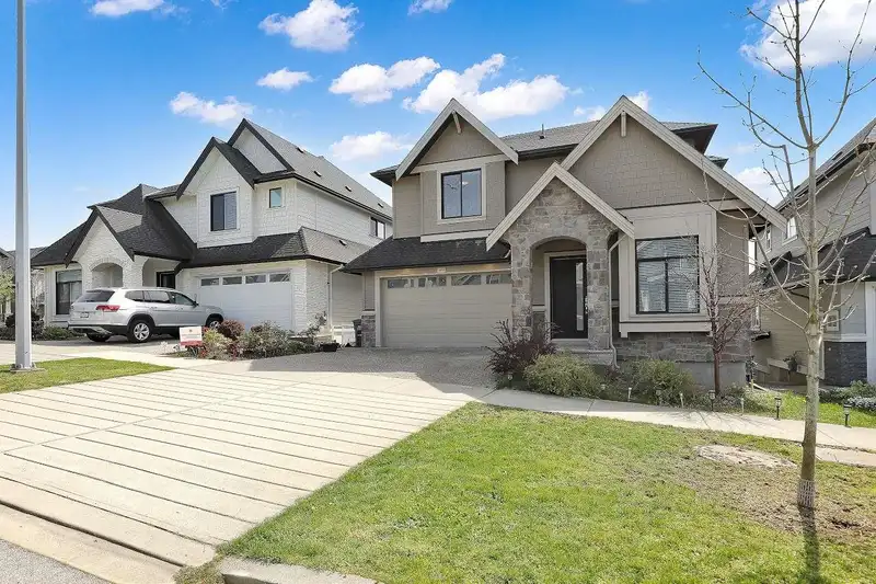 16520 21A AVENUE - photo 2 of 40