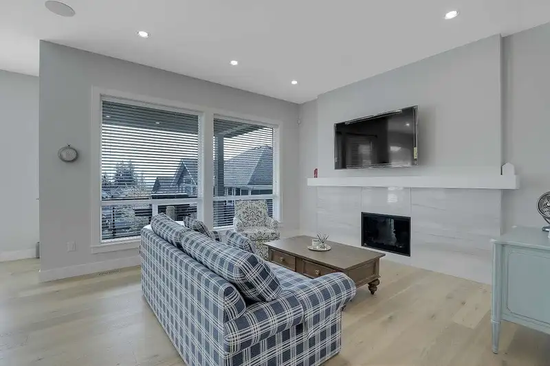 16520 21A AVENUE - photo 4 of 40