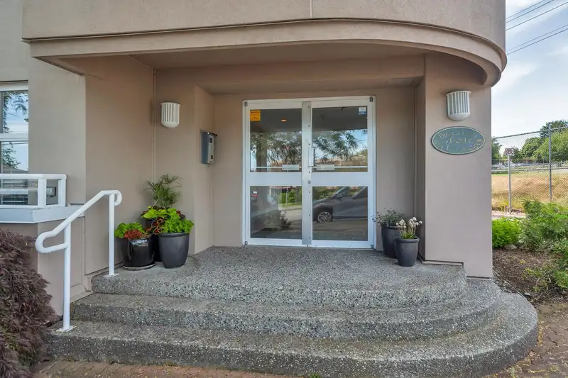 202 15284 BUENA VISTA AVENUE - photo 2 of 33