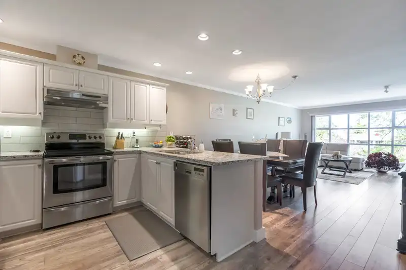 202 15284 BUENA VISTA AVENUE - photo 4 of 33