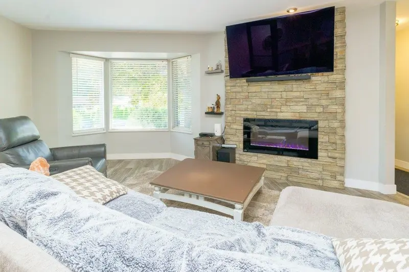 12060 208 STREET - photo 2 of 25