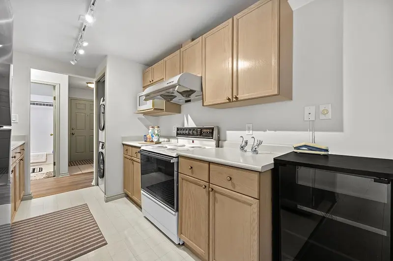 205 6388 MARLBOROUGH AVENUE - photo 2 of 20