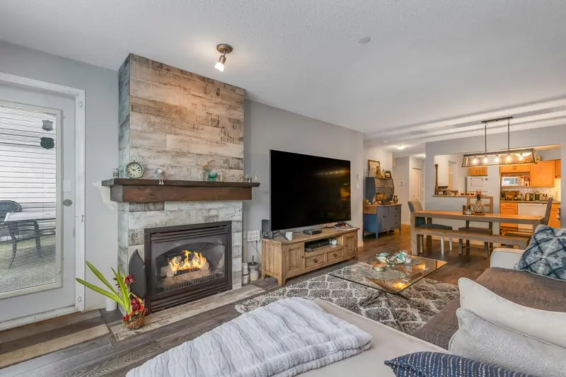 102 33280 E BOURQUIN CRESCENT - photo 4 of 25