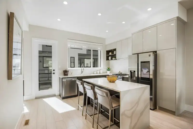 31 16589 25 AVENUE - photo 1 of 36