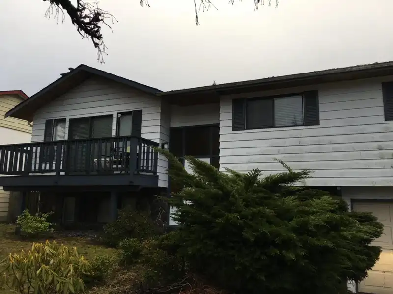 14728 17 AVENUE - photo 1 of 16