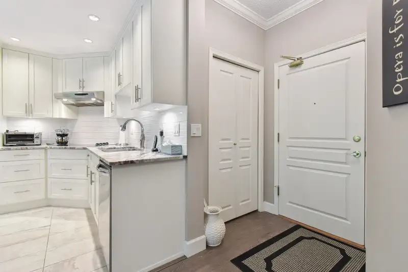 305 1705 MARTIN DRIVE - photo 3 of 27