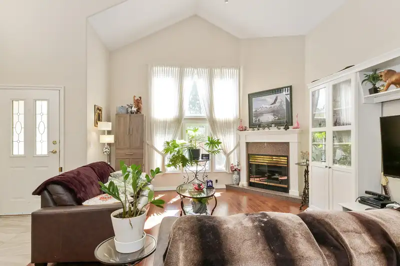 7 13911 16 AVENUE - photo 1 of 29
