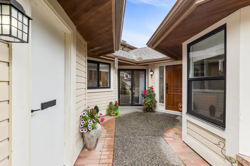 3 1838 SOUTHMERE CRESCENT - photo 4 of 40