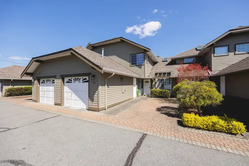 124 16275 15 AVENUE - photo 1 of 40