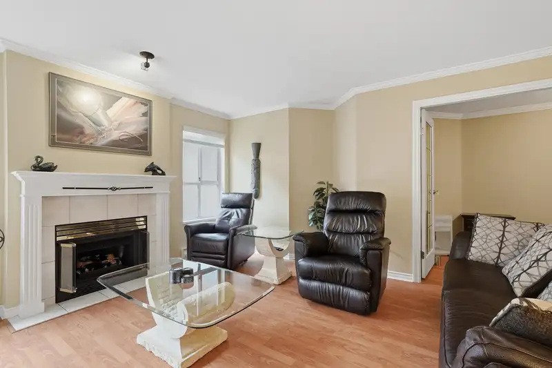15272 20 AVENUE - photo 2 of 25