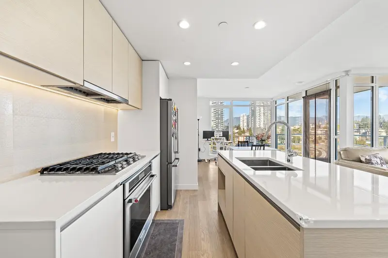 907 525 FOSTER AVENUE - photo 4 of 25