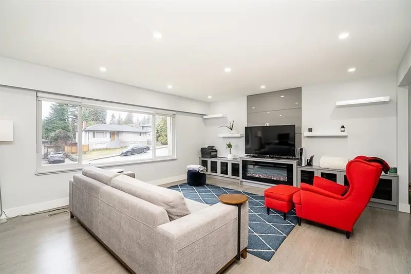 353 LAURENTIAN CRESCENT - photo 3 of 25