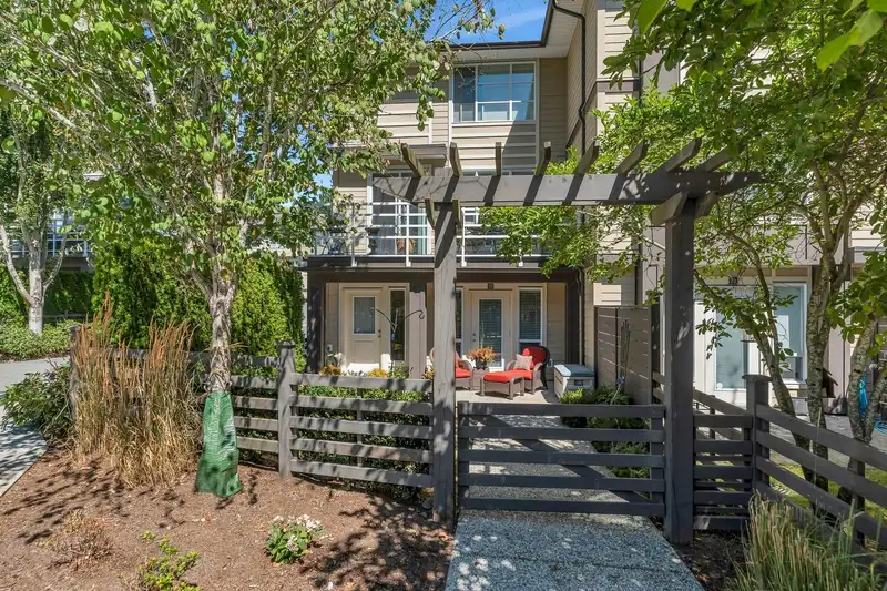 22 15405 31 AVENUE - photo 4 of 37