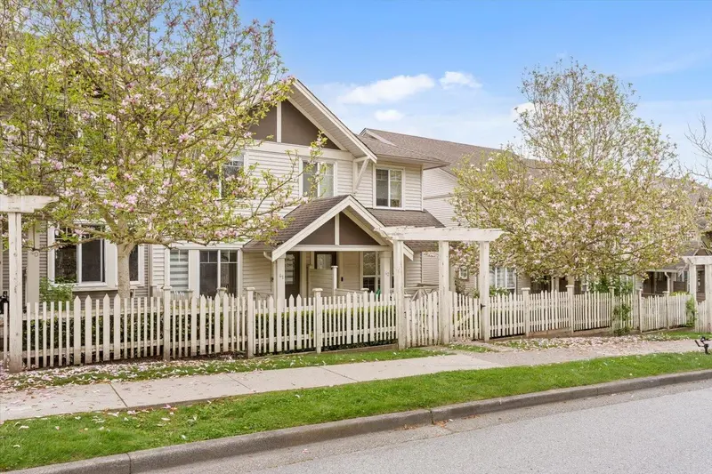 41 4401 BLAUSON BOULEVARD - photo 2 of 25