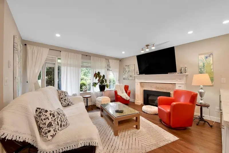 102 14271 18A AVENUE - photo 2 of 32