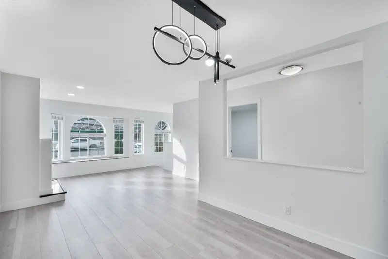 5811 SPROTT STREET - photo 4 of 18