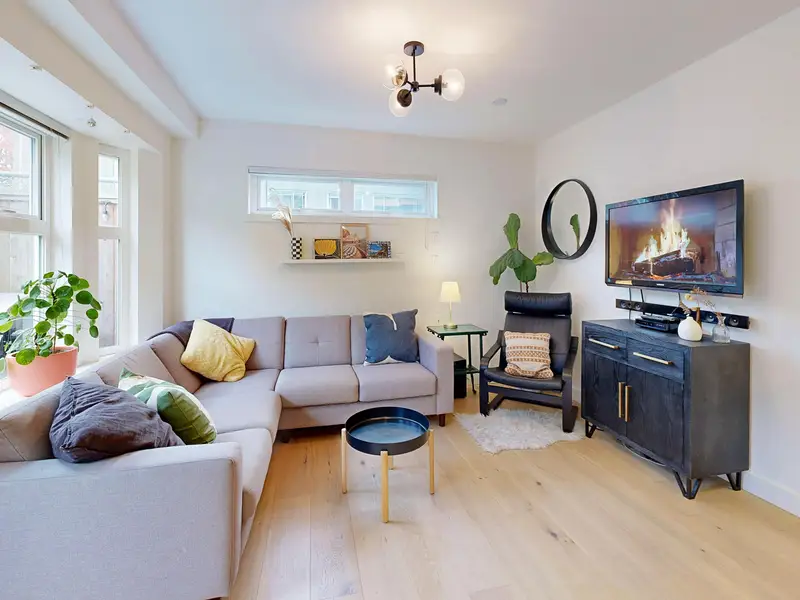 101 1672 E PENDER STREET - photo 3 of 21