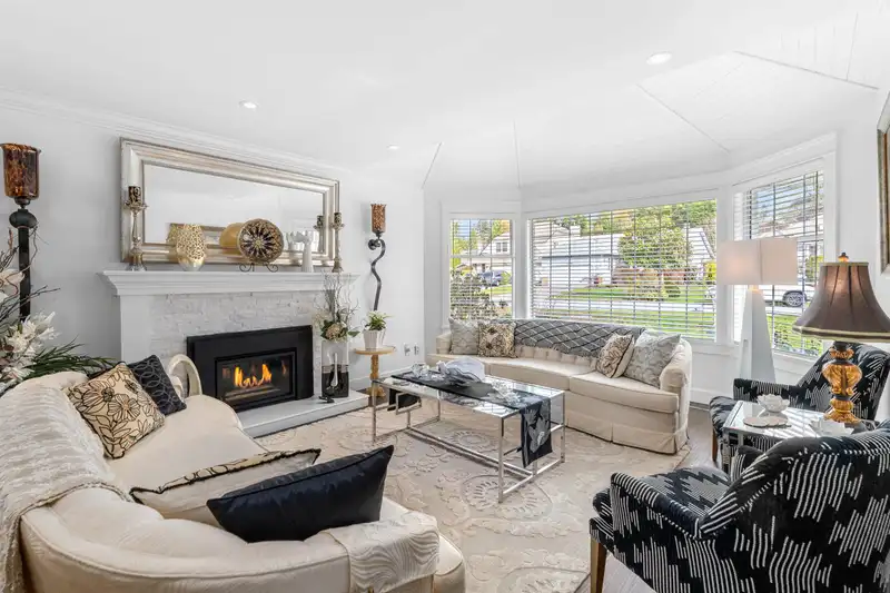 13570 15A AVENUE - photo 2 of 40