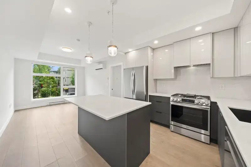 103 15353 17 AVENUE - photo 1 of 25