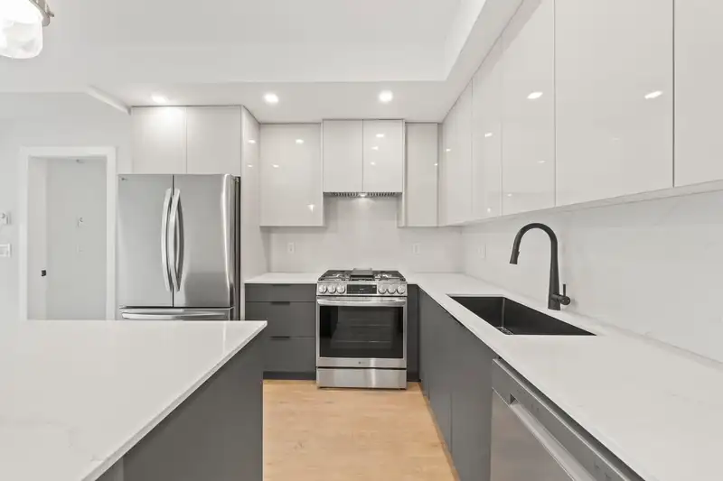 103 15353 17 AVENUE - photo 2 of 25