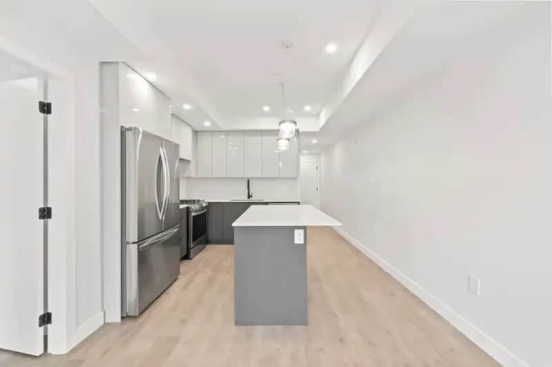 103 15353 17 AVENUE - photo 3 of 25