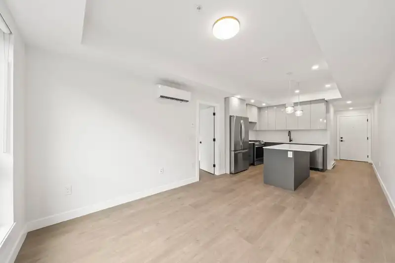 103 15353 17 AVENUE - photo 4 of 25