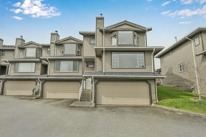 208 1140 CASTLE CRESCENT - photo 1 of 25