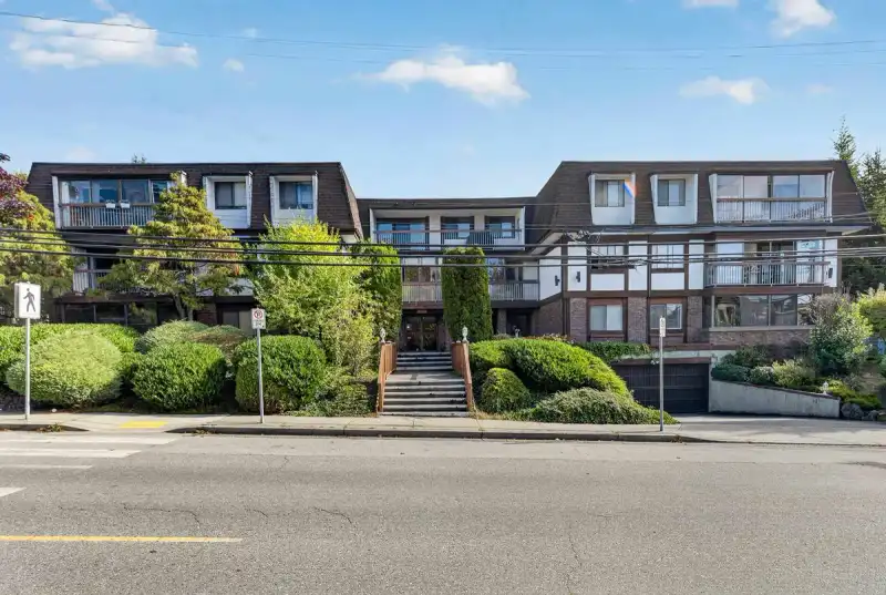 304 1444 MARTIN STREET - photo 2 of 25