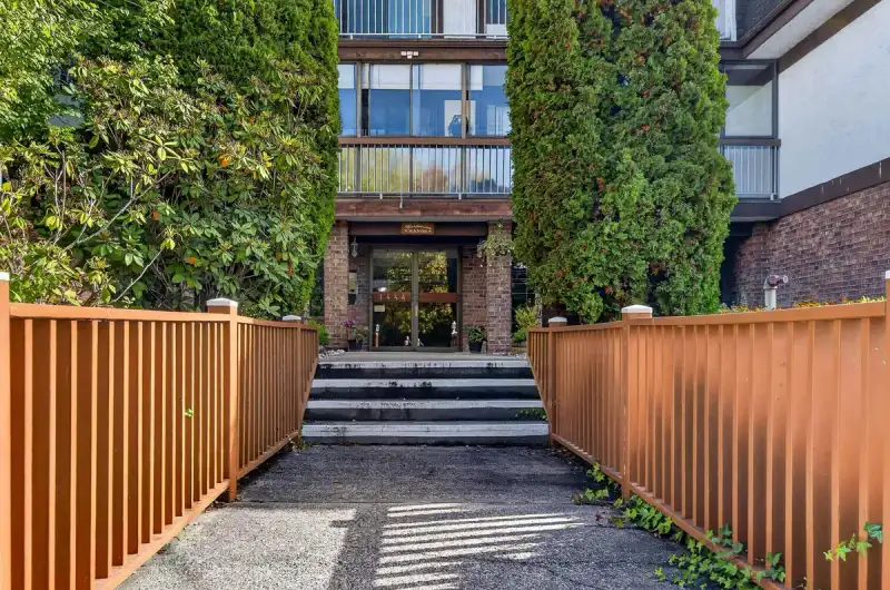304 1444 MARTIN STREET - photo 3 of 25
