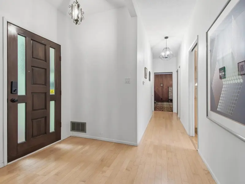 533 ASCOT STREET - photo 2 of 25