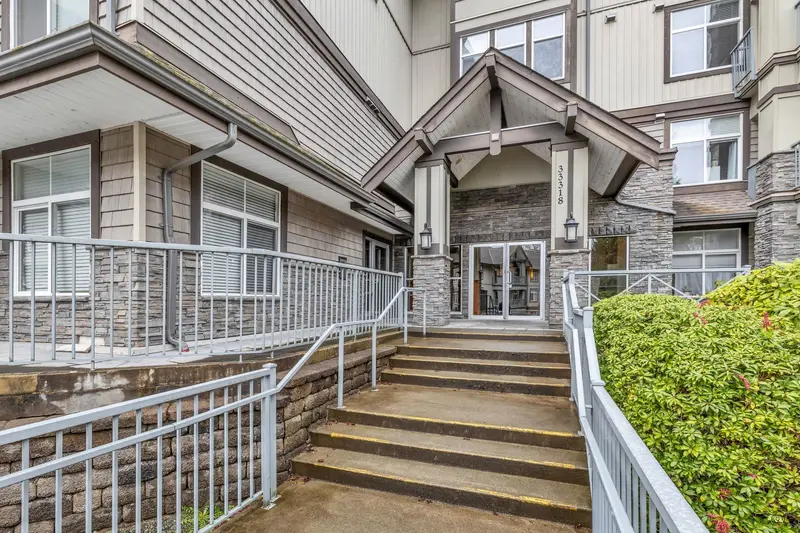 203 33318 E BOURQUIN CRESCENT - photo 2 of 16