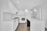 702 1588 JOHNSTON ROAD - thumbnail 10