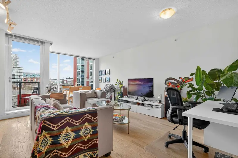 904 251 E 7TH AVENUE - photo 4 of 25