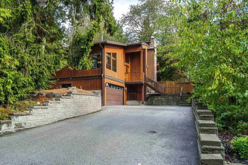 914 164 STREET - photo 1 of 40