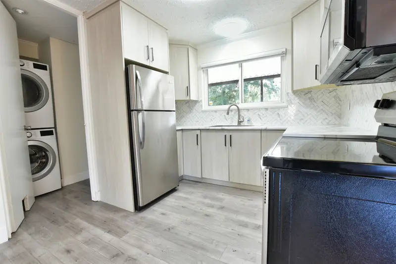 20572 43 AVENUE - photo 4 of 25