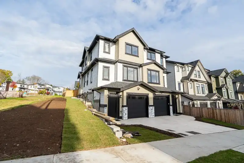 102 1840 165A STREET - photo 2 of 3