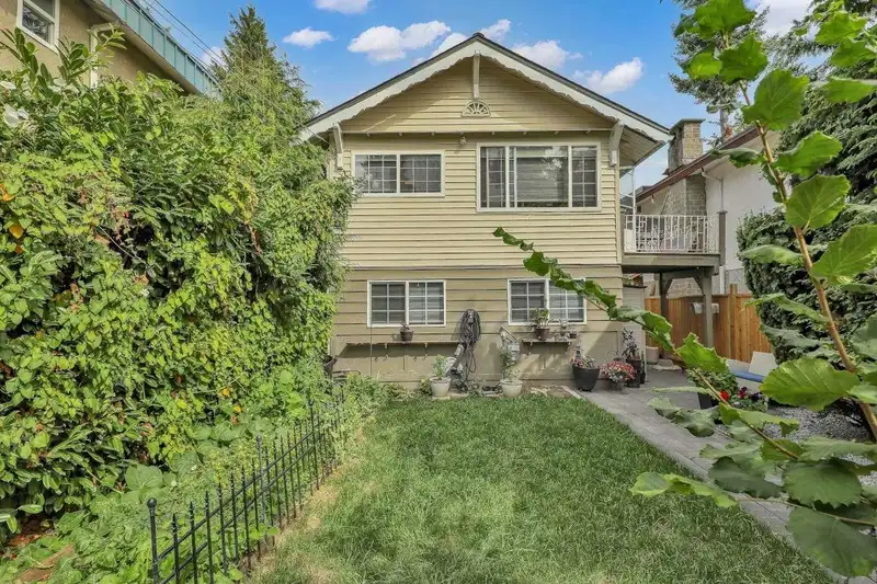 866 FINLAY STREET - photo 2 of 25