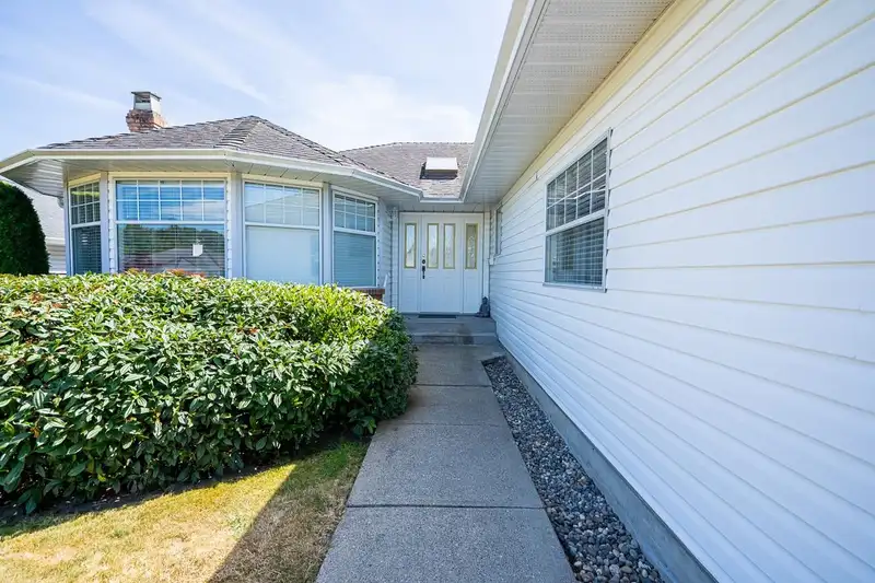 16158 16A AVENUE - photo 2 of 16