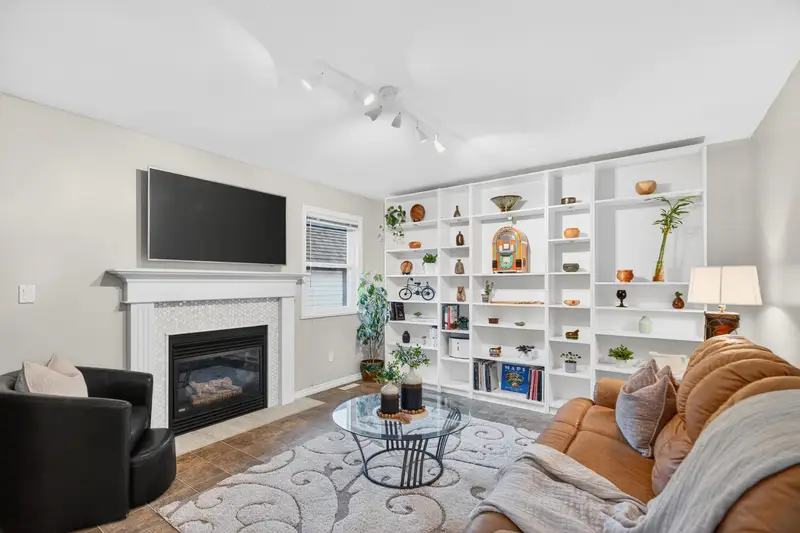 21628 47A AVENUE - photo 4 of 25