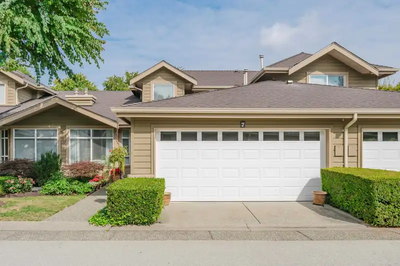 7 15168 22 AVENUE - photo 2 of 36