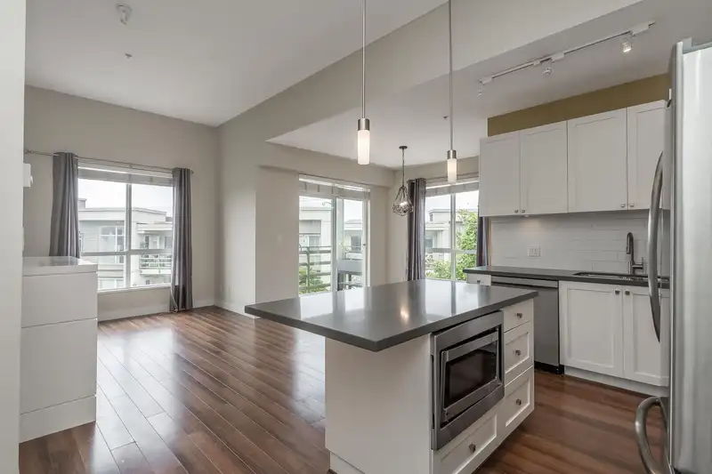 407 15850 26TH AVENUE - photo 4 of 40